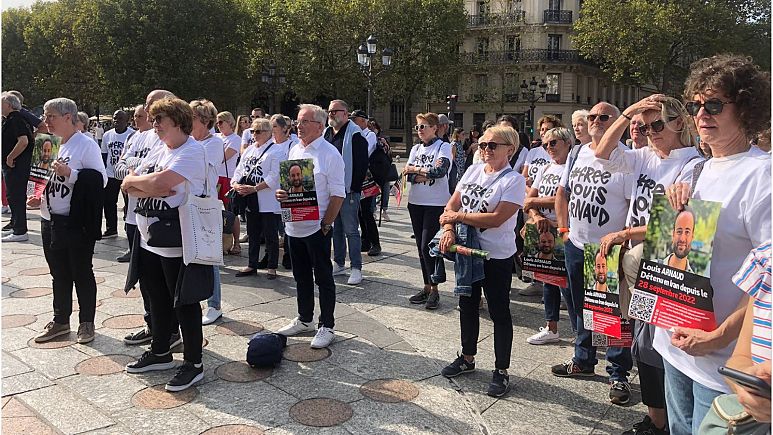تجمع در پاریس برای درخواست آزادی یک شهروند فرانسوی که در ایران زندانی است